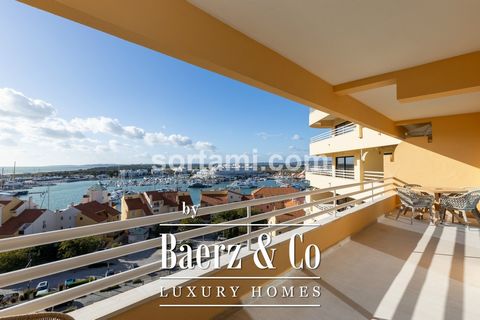 Two bedroom apartment with a stunning view in Vilamoura. This elegant apartment offers an unique view of the sea and the marina of Vilamoura. Recently renovated, it has two luxurious bathrooms with underfloor heating and Italian marble, providing com...