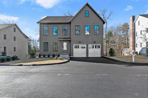 Discover refined elegance at 7 White Barns Lane, located in the beautiful White Barns community within Norwalk's esteemed Cranbury area. This fully completed residence which was built by the renowned Hobi Award-winning Able Construction offers an unm...