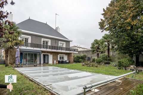 Come and discover this contemporary house of 237 m2 located in Luçon, in the quiet area of the Dumaine garden. You will discover a spacious property which consists on the ground floor of an entrance hall, a living room of 39 m2 with the charm of its ...