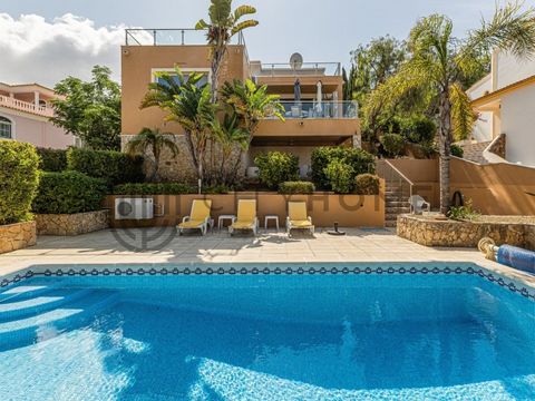 Detached 3 bedroom villa with pool, garage, stunning garden and beautiful sea views. Excellent location, close to all the shops and the famous Albufeira Marina. The property consists of: Ground floor: - Entrance hall - Spacious fully equipped kitchen...