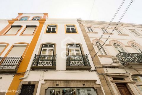 Building located at Rua da República 16, next to Praça do Giraldo, in the heart of the Historic Center of Évora. Space with service allocation, consisting of 3 floors with a lot of potential, and the allocation for housing can be changed. On the 1st ...