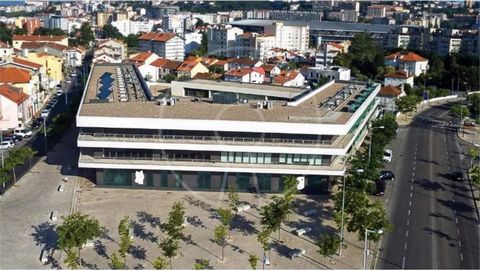 Trata-se de um espaço comercial amplo, com excelente localização no Centro de Coimbra, muito perto de áreas residenciais e com grande acessibilidade e transportes públicos diversos, rodeado dos melhores serviços e comércio da Cidade, ao lado do Super...
