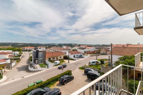 2 bedroom apartment, with a private area of 75 m2, located in Andrinos, 5 minutes from the city of Leiria. The apartment has been renovated, with an equipped kitchen, as well as a fireplace in the living room and double glazing throughout the apartme...
