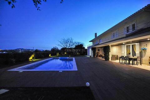 Vivez la vie avec style! Venez voir cette villa unique, qui excelle dans le confort et l'harmonie, entourée d'un grand jardin, d'une piscine et d'une vue privilégiée sur les montagnes de Sintra et le Palais de Pena. Propriété mise en uvre, sur un ter...