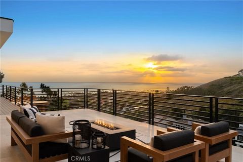 Perfectly positioned and designed to capture spectacular panoramic ocean, hillside and city views, this fully reimagined gem is tucked in a cul-de-sac in the hills of La Jolla. The single story home has been fully redesigned and boasts high end and i...