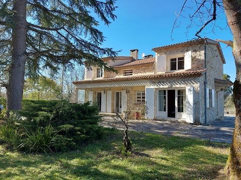 Exclusivity AGEN: Charm and sweetness of life for this pretty country property Facing South and nestled in a dominant position with views of the hills; It consists of a residential house with a living area of approximately 206 m² opening onto a green...