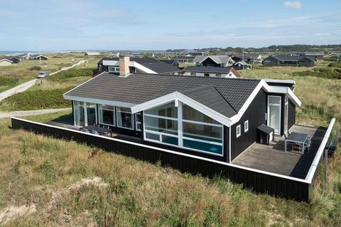 Casa de campo grande y bien equipada con piscina, jacuzzi y sauna ubicada cerca de las dunas, la playa y el mar en Nørlev Strand. Los muchos metros cuadrados interiores y la corta distancia al Mar del Norte no son ciertamente las únicas cualidades, p...