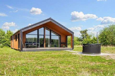 Ferienhaus bei Nørre Kettingskov, nur gut 500 m vom Wasser gelegen. Die großen Fensterflächen des Hauses sorgen für unglaublich viel Lichteinfall. Es stehen vier Schlafzimmer und zwei Badezimmer zur Verfügung. Dazu kombiniertes Wohn-/Esszimmer, ausge...