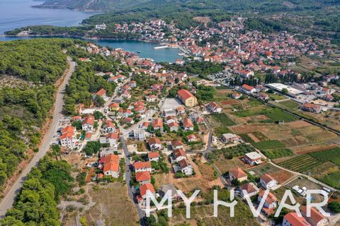 Esplora il potenziale di questo tranquillo terreno edificabile a Pelinje, Jelsa, situato a soli 400 metri dal mare. Offrendo viste sul villaggio di Pitve, sulle colline e sui parchi locali, questa proprietà è l'ambiente perfetto per una casa familiar...