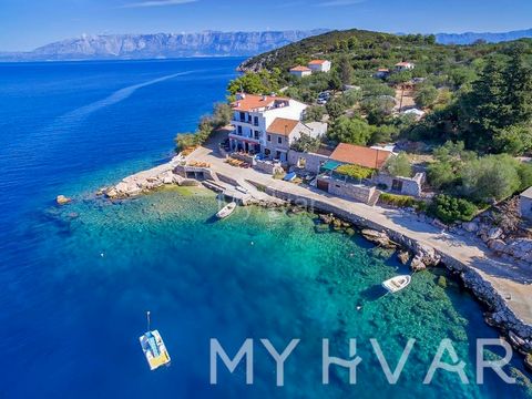 Scopri un'opportunità straordinaria nella pittoresca baia di Pokrivenik sull'incantevole lato orientale dell'isola di Hvar. Questo esclusivo terreno edificabile di 850 m² offre una posizione impareggiabile a due passi dalle acque cristalline dell'Adr...