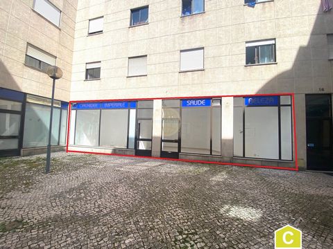 Located in Caldas da Rainha. Shop with 50m2 and large storefront - Caldas da Rainha Ideal store for services. Located 100m from Largo da Rainha, next to the Misericórdia Building and Dom Carlos Park. Area of 50m2. Great showcase to the outside. Compr...