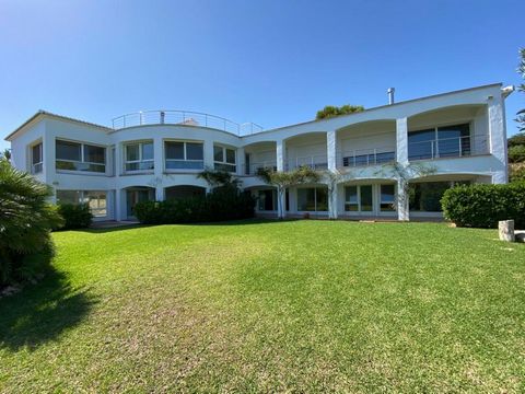 Twee villas te koop in Javea met een perceel van 3600m2 hoofdhuis met 503m2 en gastenverblijf met 130m2 vlakbij het Arenal strand