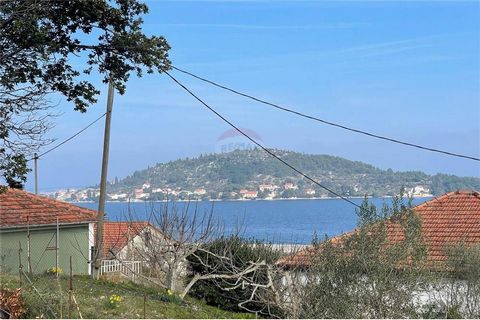 Location: Zadarska županija, Kali, Kali. FOR SALE - Building plot of 426 m2, in the town of Kali on the island of Ugljan. The land is located in the village itself, just above the port of Dolac, and only about a hundred meters from the sea. The land ...
