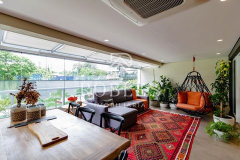 PROPERTY: Apartment completely renovated with fine woody finish and planned furniture in all environments. Large living room, gourmet balcony with charcoal barbecue, equipped kitchen, large and well-lit, service area with technical balcony for air co...