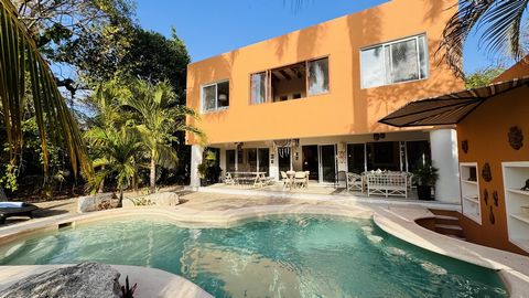 beläget i det mest exklusiva området i Playa del Carmen som heter Playacar II. Denna villa med 5 sovrum är tyst och fridfull, plus att det också finns två separata lägenheter i en annan villa med egen ingång, med gott om plats för underhållning, priv...