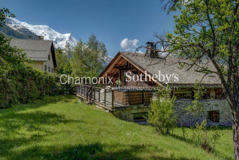 Chamonix Sotheby's International Realty представляет Farmhouse Lamartine, аутентичный фермерский дом с пятью спальнями, расположенный в деревне Лес Буа - красивой и живописной местности, расположенной у подножия горы Лес Друс и граничащей с лесом. Фе...