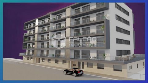 Premium Apartment, T2 (3rd front), located in the central area of ??the city of Santarém. Close to the historic center and all services and commerce. It has a gross construction area of ??391m2. It consists of a suite, with a small closet, and anothe...