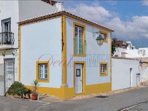 DH Portimão presents, Traditional villa located in the centre of the village of Alvor, close to all local services and shops, about only 300 meters from the famous Restinga Beach. This cosy villa has been completely refurbished, with good materials a...