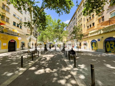Upptäck denna magnifika lägenhet i Calle Miquel Pedrola i Alegre, tidigare känd som Almirall Churruca, i den charmiga stadsdelen La Barceloneta. Njut av bekvämligheten med att bo nära marknaden, stranden, affärer, kollektivtrafik och alla viktiga tjä...