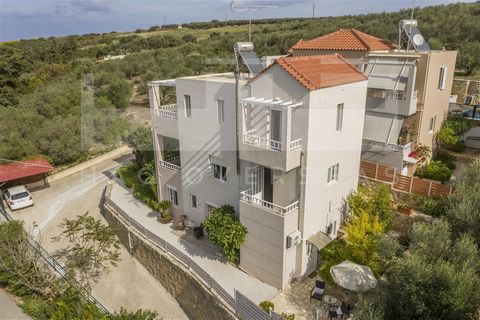 Esta é uma fantástica villa para venda em Platanias, Chania, Creta. ele está localizado em Modi, uma vila muito tranquila e bonita perto do mar. A área total da propriedade é de 250 m2, com uma área útil de 142 m2 e é composta por 3 quartos e 3 casas...