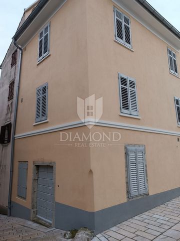 Location: Istarska županija, Pićan, Pićan. Pican, a house in the old town center. We are selling a terraced house in the old town center of Pićna. The property consists of three floors. On the first floor, there is a kitchen connected to the living r...