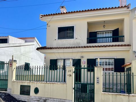 3 bedroom villa in Caparide in a quiet area. House, in good condition, with plenty of natural light and large areas, has 335m2 of gross construction area, set in a plot of 300m2. The villa consists of three floors that are distributed as follows: Flo...