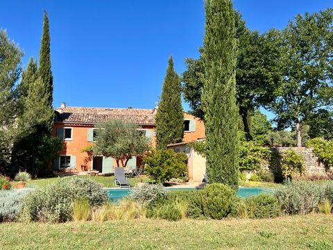 Je vous propose à la vente cette jolie maison de hameau sur la commune de Roussillon. Dernière maison du hameau mitoyenne par le dos et sans vis à vis, la tranquillité et la vue dégagée sur les collines et le Luberon, sont les maîtres-mots pour cette...