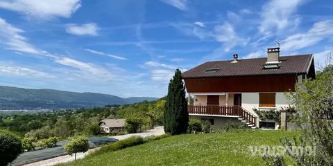 VOUSAMOI vi invita a scoprire questo complesso immobiliare situato in un ambiente verdeggiante, che offre una magnifica vista su Rumilly e sulla valle dell'Albanais. Questa proprietà è composta da una casa tradizionale di 200 m². Ha un seminterrato c...