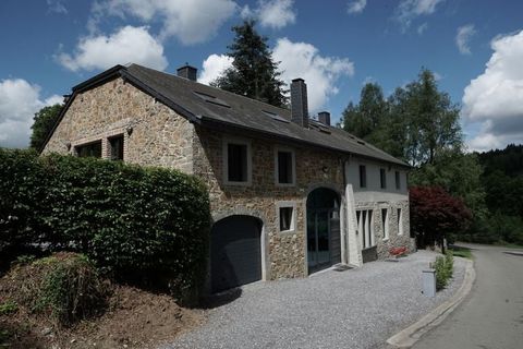 C'est au coeur de l'authentique petit village de Lesse, entre forêt et rivière, que cette ancienne maison de caractère a été entièrement restaurée. Entourée par 85 ares de jardin, cette maison de vacances vous permettra de profiter, en famille ou ent...