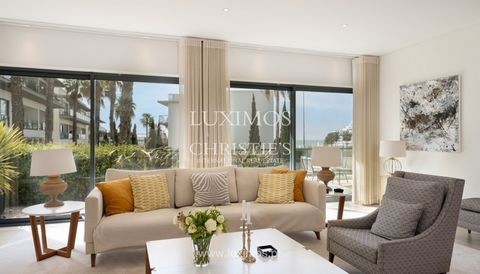This fantastic apartment, in the prestigious Golden Triangle , in the Algarve, is located 300 meters on foot from the beach and has fabulous sea views as its strong point. With its modern interior , this apartment has unique details of charm and comf...