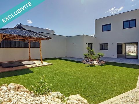 In the sought-after Jardins de Sérignan area, 1km from the beach, I offer you this magnificent villa of 120m² on 300m² of land. On the ground floor, you will benefit from a bright living room-open equipped kitchen (currently being installed) of 50m²,...