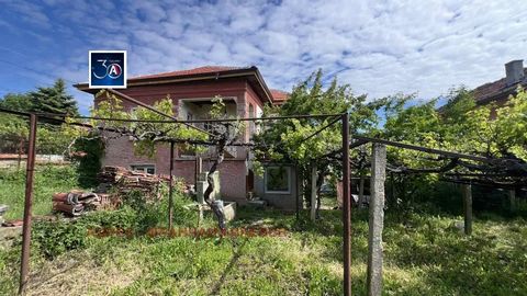 La propiedad inmobiliaria ''Address'' presenta una casa en el pintoresco pueblo de Slavyani, con una superficie total de 120 metros cuadrados. La casa es de dos plantas y ofrece una distribución funcional del local. En el primer piso hay un hall de e...