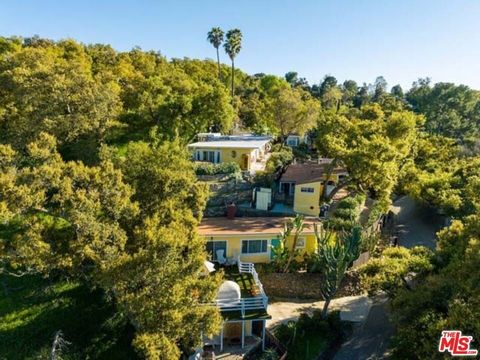 The Waveview Compound is the Topanga Life. The sprawling lot sits directly adjacent to 11,000 acres of Topanga State Park, America's largest urban wildland, with our favorite secret trail right off the property. A premium lot within the highly desire...