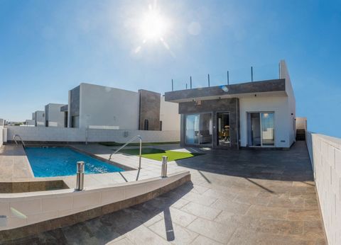 Chalets auf einer Etage mit 3 Schlafzimmern und privatem Pool in der Nähe von Playa Flamenca und Villamartín. Freistehende Chalets mit 3 Schlafzimmern in der Nähe von Villamartín und Playa Flamenca. Sie verteilen sich auf 3 Doppelschlafzimmer (alle m...