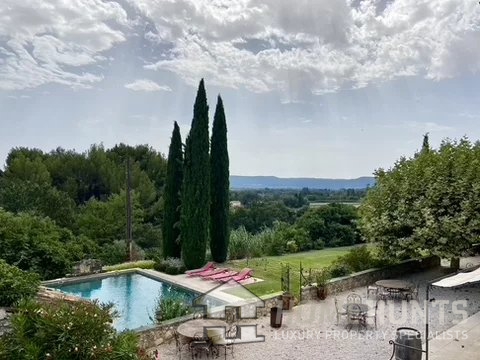 Magnificent 37 hectare wine estate Situated 20 minutes from Aix en Provence, this family estate of over thirty hectares, including around 22 hectares of vines in production, offers an atmosphere of charm and elegance combined with the exceptional set...