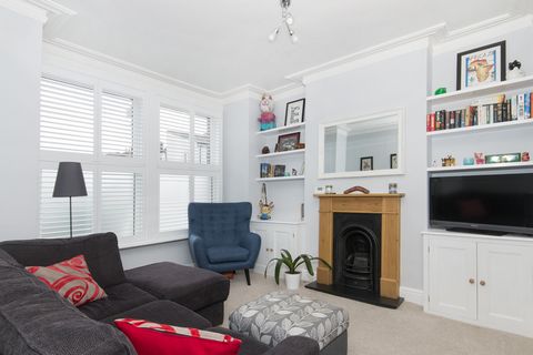 This wonderful ground floor maisonette is superbly located with Earlsfield Mainline Station just a 7 minute walk along with the shops, bars and restaurants of Garratt Lane. The property is in very good order throughout and comprises a character livin...