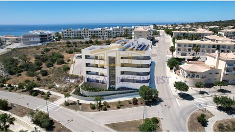 Welcome to the new and stunning The Leaf condominium, located just steps away from the breathtaking Porto de Mós beach, in Lagos. Designed by one of Portugal's most renowned architects, with completion scheduled for April 2025, this development offer...