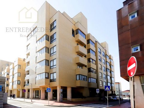 Para comprar apartamento T3 no Edifício Palmeiras em Espinho - excelente oportunidade de investimento Este apartamento com tres quartos, esta localizado no centro de Espinho, no emblemático 'Edifício Palmeiras', construção sólida e duradoura. Situa-s...