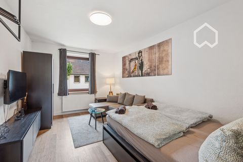 Herzlich willkommen in unserer komplett möblierten Wohnung! Auf 40qm in der 4. Etage ohne Aufzug erwartet euch ein gemütlicher Wohn-/Schlafraum mit einem großzügigen 140x200 Bett und einer komfortablen Schlafcouch. TV mit Netflix. Die vollausgestatte...