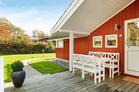 Ce chalet avec un mobilier moderne est situé à env. 75 mètres de la bonne plage de baignade à Kelstrup. La maison adaptée aux enfants pourra facilement former le cadre de bonnes vacances pour la famille - voire peut-être deux familles. L'alcôve du sa...