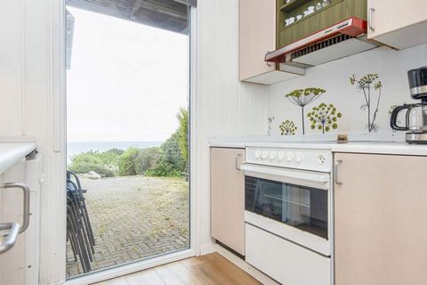 Traditionelles Ferienhaus mit schönem Meerblick, sowohl vom Haus als auch von der Terrasse aus. Die Einrichtung umfasst eine gut ausgestattete Küche mit u.a. mit Spülmaschine, Cerankochfeld und Mikrowelle. Der kombinierte Ess- und Wohnbereich ist kom...