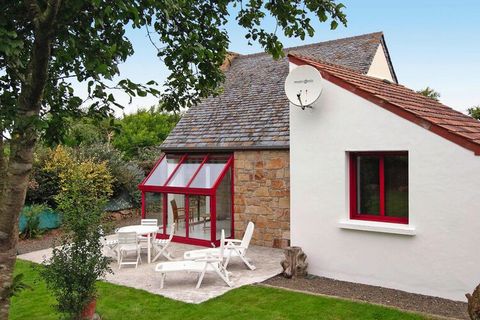 Modernes Ferienhaus mit vorgelagerter Südterrasse. Das 900 qm große, blumengeschmückte Gartengrundstück liegt in einem ruhigen Wohnviertel des Seebads, das unumstritten als der beliebteste Badeort der Rosa Granitküste gilt. Besonders angenehm ist der...