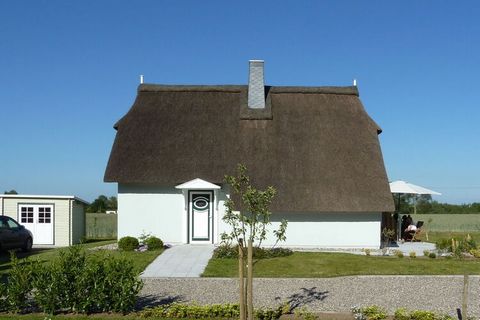 Vacances sur la mer Baltique sous le toit de chaume, maison de vacances confortable avec quatre chambres, cheminée, aire de jeux pour enfants, sans obstacle