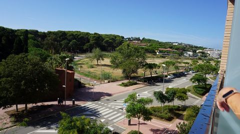 50m2 apartment for sale 200 meters from the beach in the Fenals area of Lloret de Mar. 200 meters from the beach. It consists of: living room with access to the terrace of 6m2, open plan kitchen and equipped 2 bedrooms with fitted wardrobes, 1 bathro...