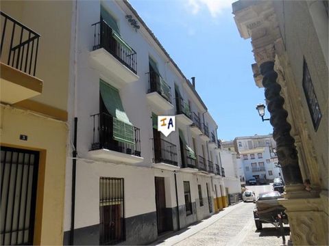 Deze woning is gelegen in het hart van de oude stad Alcaudete, tegenover het Santa Clara-klooster, dat bekend staat om zijn artistieke schoonheid. In de provincie Jaen in Andalusië, Spanje, is dit middelgrote kasteelstadje een geweldige locatie. Het ...