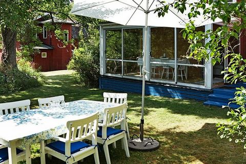 An einer der schönsten Schärenküsten Schwedens steht dieses gemütliche, traditionelle Ferienhaus aus dem 18. Jahrhundert. Der herkömmliche Wohnstil ist mit hellen, komfortablen Möbeln erhalten geblieben. Schöne kleine, überdachte Veranda mit Sitzbänk...