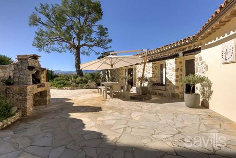 Sole agent : Nice - Observatory. Beautiful Provencal style villa located in the quiet countryside of the Grande Corniche in the heights of Nice, ideally situated for the main roads towards Monaco and Nice centre. Surrounded by pine trees, the villa o...