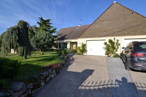 Laurent PAPARELLA presents this property in EXCLUSIVITY 15 minutes from Coulommiers in the town of JOUY LE CHATEL. This 11-room house with a living area of approximately 314m2 on a plot of 1200 m2. This property corresponds to all profiles: two-famil...
