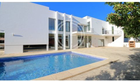 This modern architectural gem is situated near Almancil and offers an exquisite living experience. With its spacious and thoughtfully designed interior, this property sets the stage for luxurious living in the Algarve. The villa comprises an inviting...