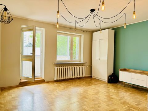 Posiadamy na sprzedaż widne mieszkanie 2-pokoje z zabudowanym balkonem i wyjściem na taras, osobną kuchnią z oknem i dużą łazienką bardzo dobrze skomunikowane z centrum Warszawy. UWAGA : TYLKO W MLS DO DNIA 23/06/2024R !!! Lokalizacja: – ul. Drogomil...